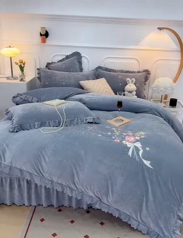 91家纺网 家纺一手货源 找家纺 优姿家纺 2024新品8.5斤德芙绒韩版床裙绣花保暖四件套 今生有约绅士灰