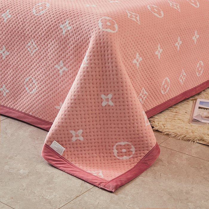 91家纺网 家纺一手货源 找家纺 胜权 2024款高克重牛奶绒夹棉单床盖单件保暖床盖三件套 四叶草-粉