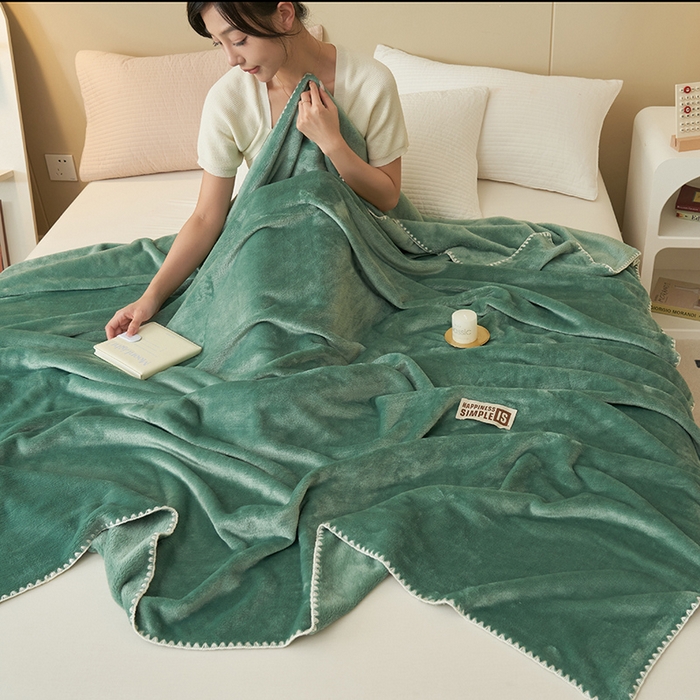 91家纺网 家纺一手货源 找家纺 畅销被业 2024新款双面牛奶绒多功能毛毯毯子 军绿