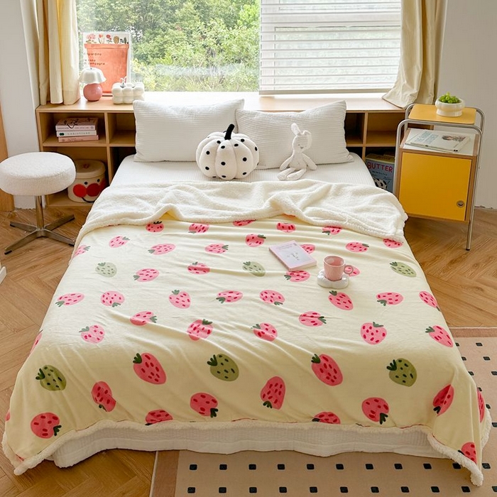 91家纺网 家纺一手货源 找家纺 萝莉家纺 2023新款ins加厚牛奶绒羊羔绒毯午睡毯沙发盖毯-风格二 小草莓