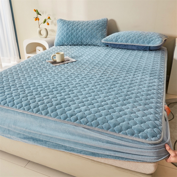 91家纺网 家纺一手货源 找家纺 雯豆 2023新品纯色牛奶绒夹棉床笠床垫保护套A类保暖加厚床笠 牛奶绒床笠-简析蓝