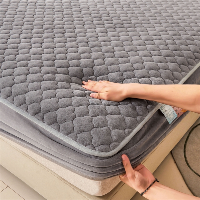 91家纺网 家纺一手货源 找家纺 雯豆 2023新品纯色牛奶绒夹棉床笠床垫保护套A类保暖加厚床笠 牛奶绒床笠-烟灰