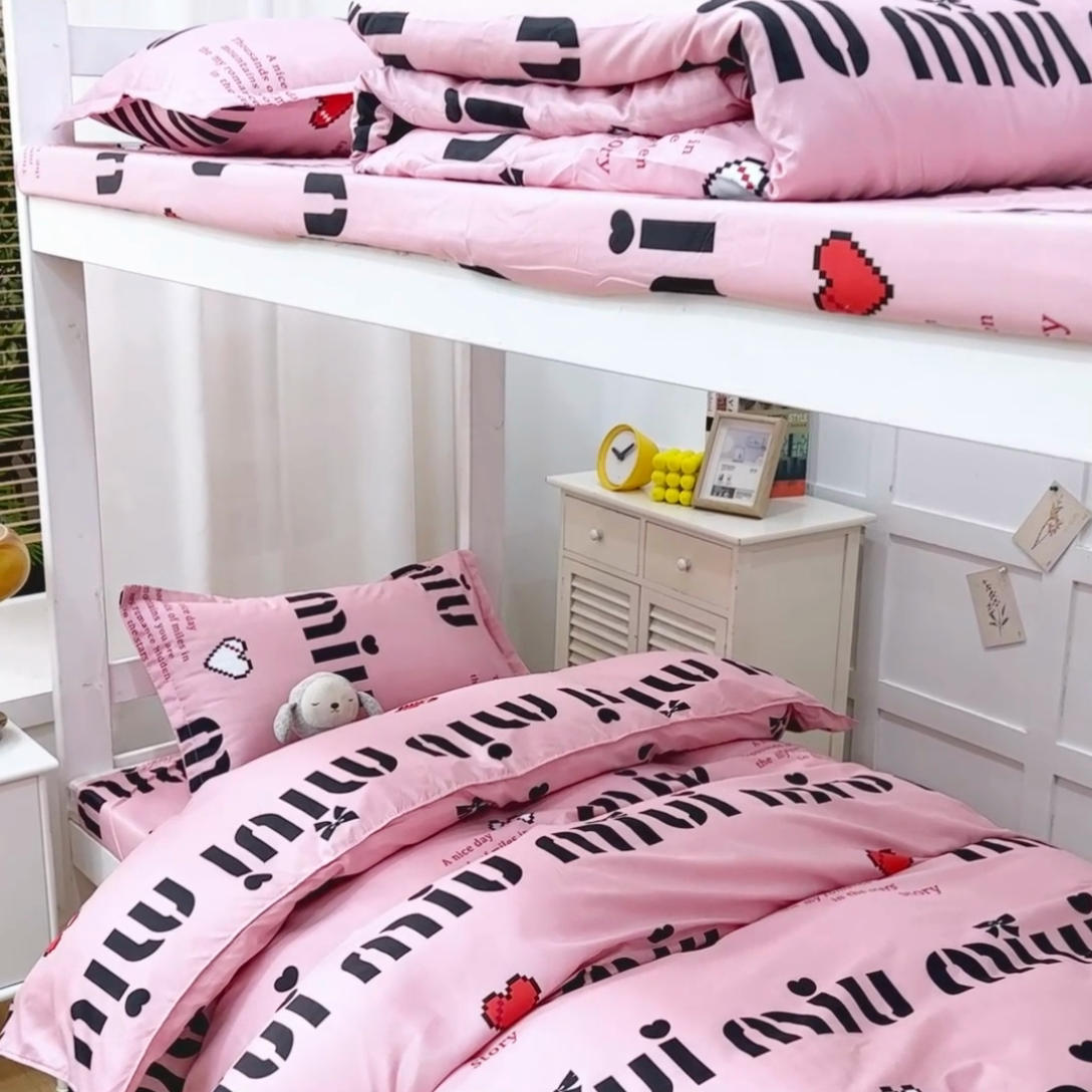 91家纺网 家纺一手货源 找家纺 2023新款亲肤棉美棉芦荟棉三件套美棉（8月）学生宿舍床 情书