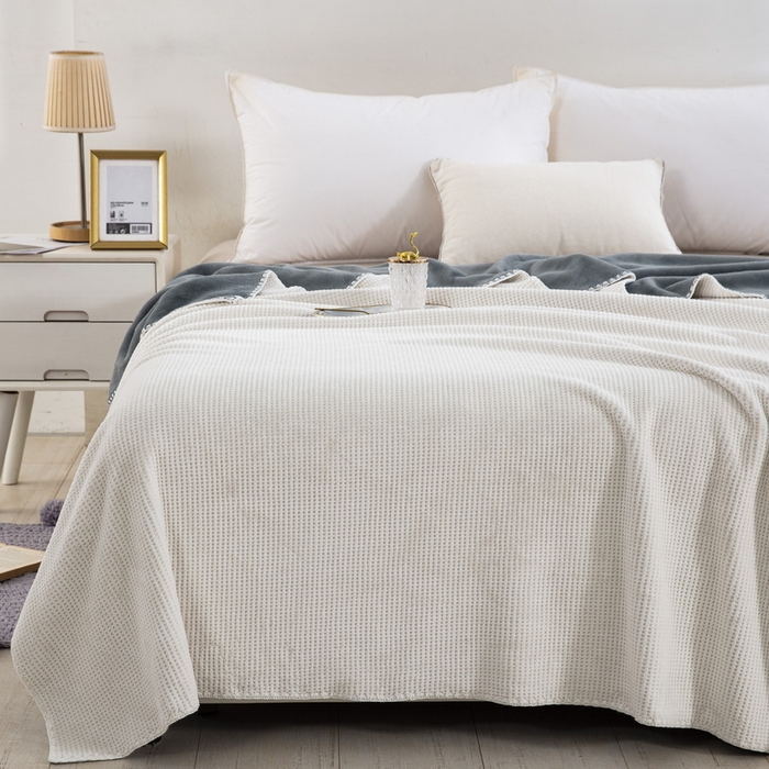 91家纺网 家纺一手货源 找家纺 卉晨毛毯 2024新款牛奶绒双层华夫格毯 空调毯午睡毯毛毯 灰白