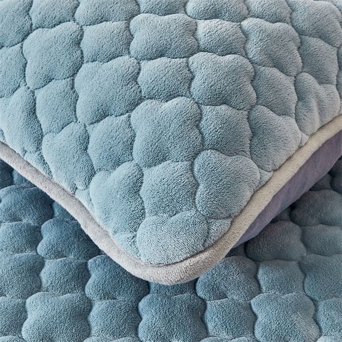 91家纺网 家纺一手货源 找家纺 雯豆 2023新品纯色牛奶绒夹棉床笠床垫保护套A类保暖加厚床笠 牛奶绒床笠-简析蓝