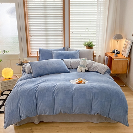 91家纺网 家纺一手货源 找家纺 桃子家居 2023新款A类无印ins华夫格提花烂花雕花剪花三角贝壳边工艺加厚牛奶绒四件套 绒华夫格-蓝灰