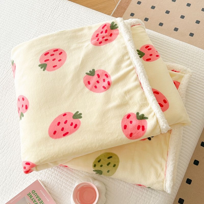 91家纺网 家纺一手货源 找家纺 萝莉家纺 2023新款ins加厚牛奶绒羊羔绒毯午睡毯沙发盖毯-风格二 小草莓