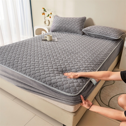 91家纺网 家纺一手货源 找家纺 （总）雯豆 2023新品纯色牛奶绒夹棉床笠床垫保护套A类保暖加厚床笠