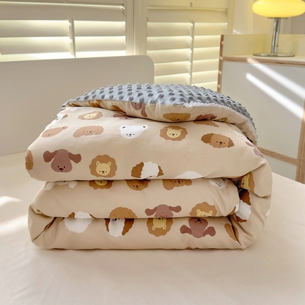 91家纺网 家纺一手货源 找家纺 希诺家居 2023新款豆豆被全棉A类双层纱婴幼儿豆豆被可拆洗学生宿舍被子 狮子小熊