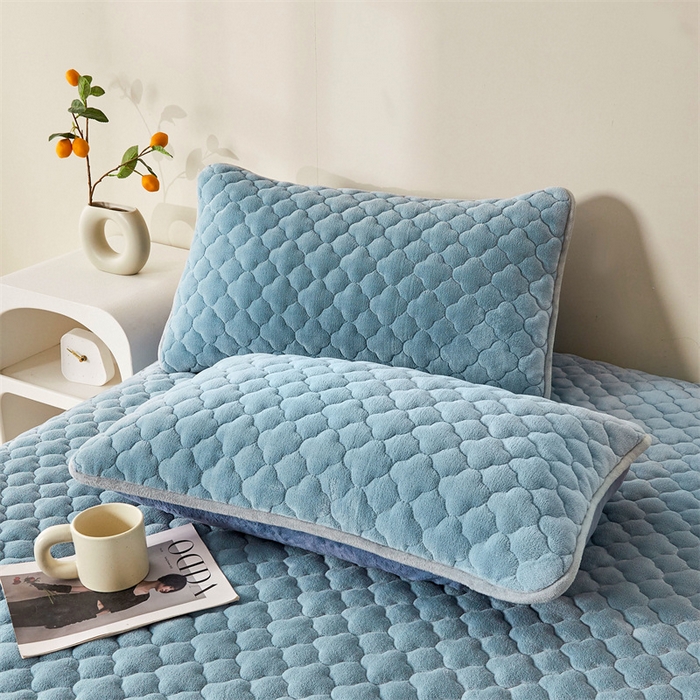 91家纺网 家纺一手货源 找家纺 雯豆 2023新品纯色牛奶绒夹棉床笠床垫保护套A类保暖加厚床笠 牛奶绒床笠-简析蓝