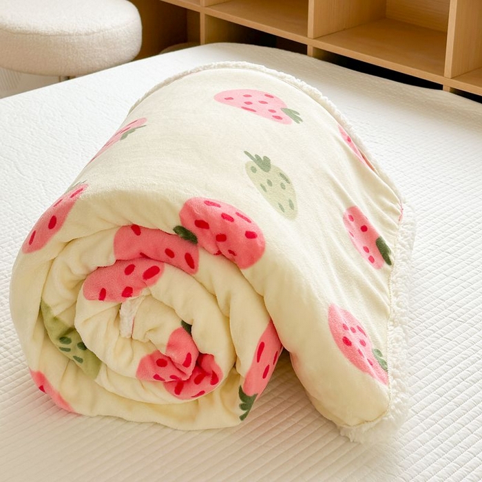 91家纺网 家纺一手货源 找家纺 萝莉家纺 2023新款ins加厚牛奶绒羊羔绒毯午睡毯沙发盖毯-风格二 小草莓