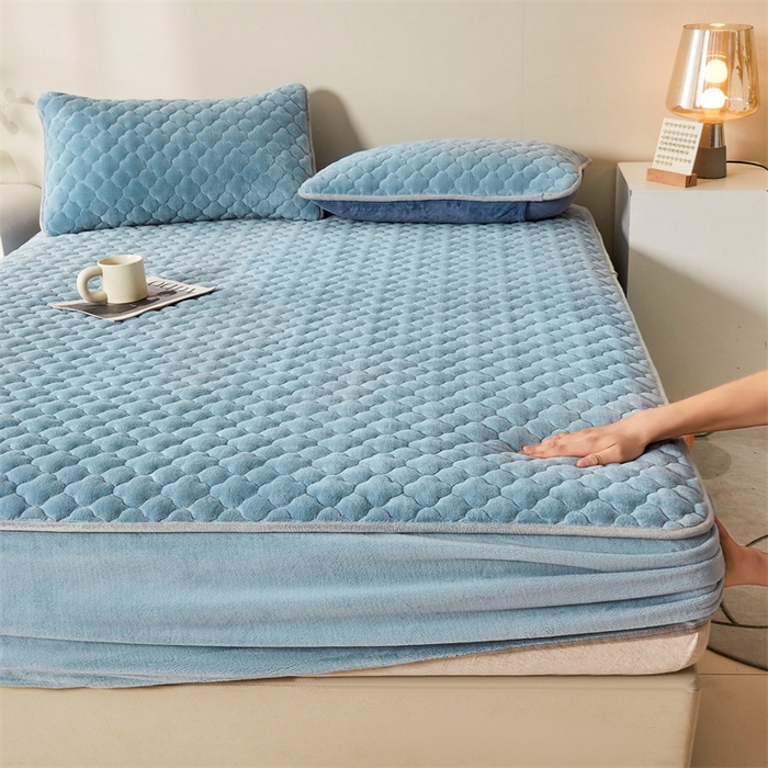 91家纺网 家纺一手货源 找家纺 雯豆 2023新品纯色牛奶绒夹棉床笠床垫保护套A类保暖加厚床笠 牛奶绒床笠-简析蓝
