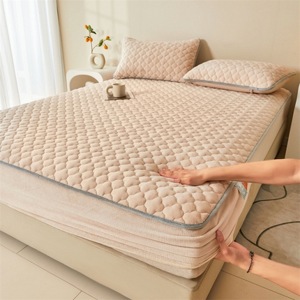 91家纺网 家纺一手货源 找家纺 （总）雯豆 2023新品纯色牛奶绒夹棉床笠床垫保护套A类保暖加厚床笠