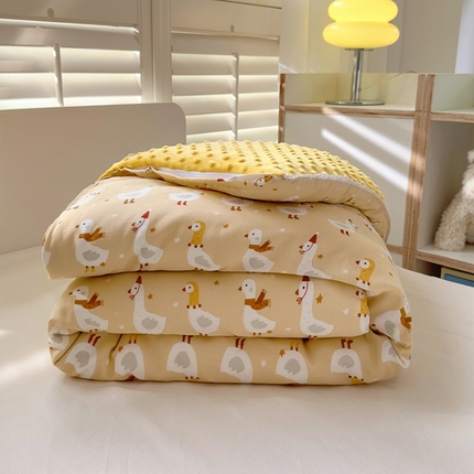 91家纺网 家纺一手货源 找家纺 希诺家居 2023新款豆豆被全棉A类双层纱婴幼儿豆豆被可拆洗学生宿舍被子 百变大鹅