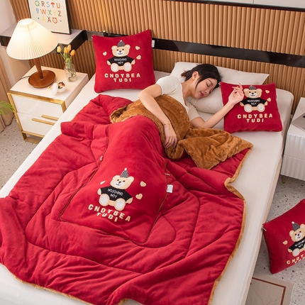 91家纺网 家纺一手货源 找家纺 （总）宝马家纺2023新款牛奶绒+北极绒（双拼）帽子熊抱枕被