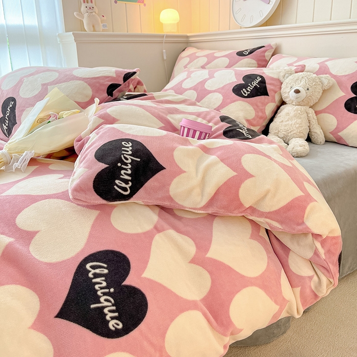 91家纺网 家纺一手货源 找家纺 桃子家居 2023新款ins韩系简约卡通奶油小清新加厚牛奶绒系列四件套 绒-心语粉玉