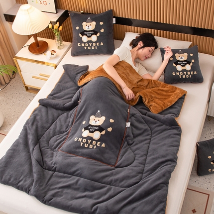 91家纺网 家纺一手货源 找家纺 （总）宝马家纺2023新款牛奶绒+北极绒（双拼）帽子熊抱枕被