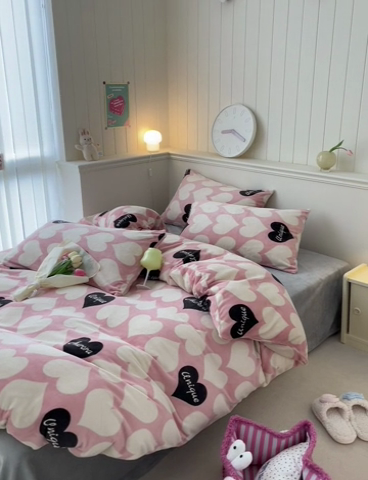 91家纺网 家纺一手货源 找家纺 桃子家居 2023新款ins韩系简约卡通奶油小清新加厚牛奶绒系列四件套 绒-心语粉玉