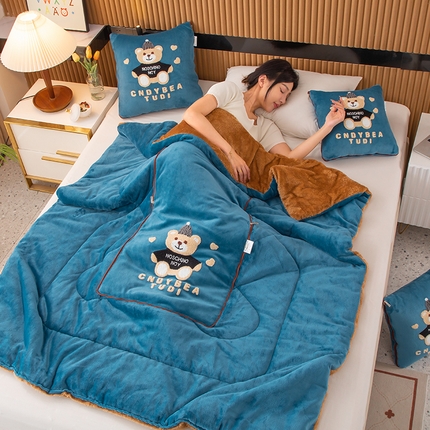 91家纺网 家纺一手货源 找家纺 宝马家纺2023新款牛奶绒+北极绒（双拼）帽子熊抱枕被 湖蓝