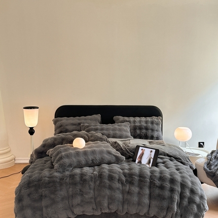 91家纺网 家纺一手货源 找家纺 蓝极人  2025新款高克重大兔绒兔兔绒牛奶绒四件套 深灰