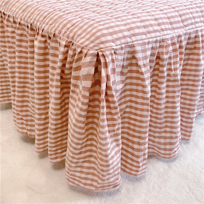 91家纺网 家纺一手货源 找家纺 十个点  2024新款色织水洗棉-韵格系列单品夹棉床裙 粉小格