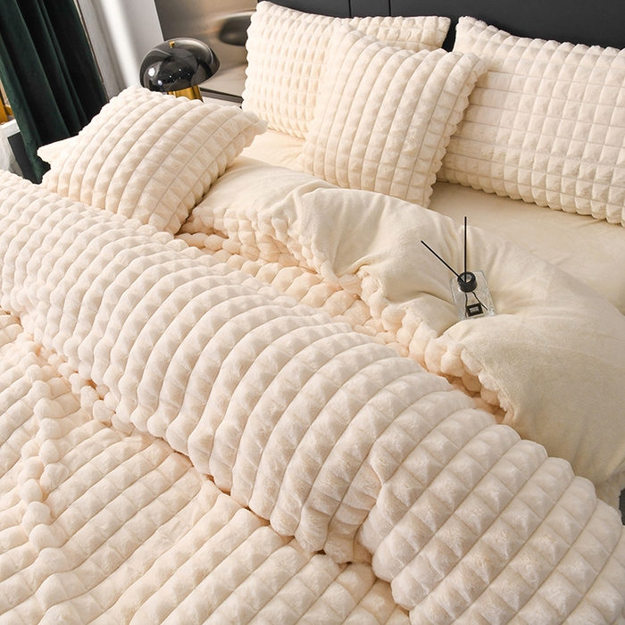 91家纺网 家纺一手货源 找家纺 爵仕家纺 2025新款高端皮草风格兔毛绒保暖四件套 暖白