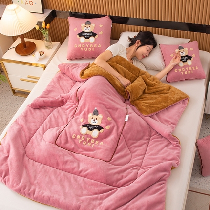 91家纺网 家纺一手货源 找家纺 宝马家纺2023新款牛奶绒+北极绒（双拼）帽子熊抱枕被 豆沙红