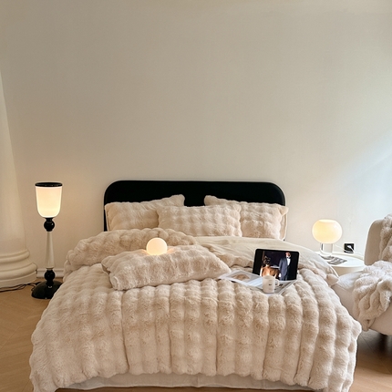 91家纺网 家纺一手货源 找家纺 蓝极人  2025新款高克重大兔绒兔兔绒牛奶绒四件套 米杏