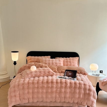 91家纺网 家纺一手货源 找家纺 蓝极人  2025新款高克重大兔绒兔兔绒牛奶绒四件套 豆沙