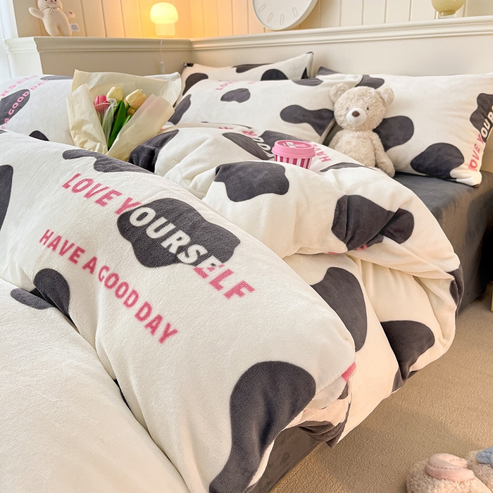 91家纺网 家纺一手货源 找家纺 桃子家居 2023新款ins韩系简约卡通奶油小清新加厚牛奶绒系列四件套 绒-尔曼