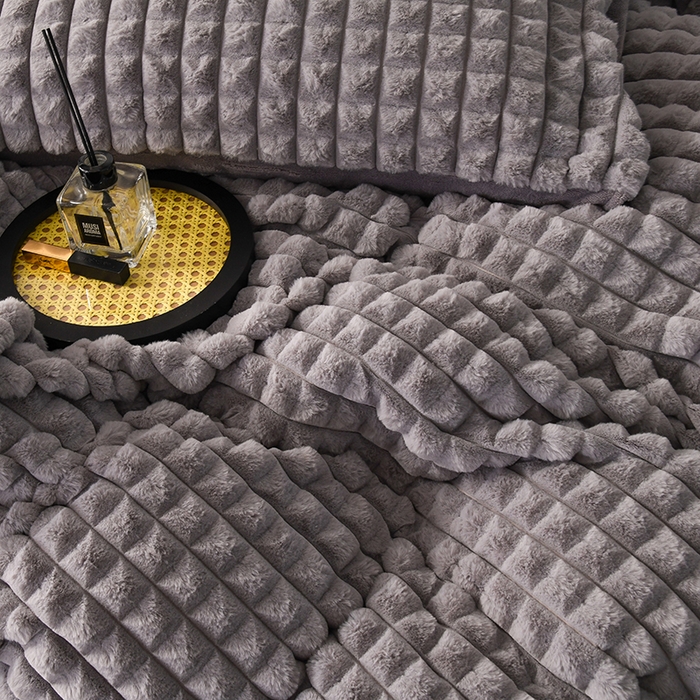 91家纺网 家纺一手货源 找家纺 爵仕家纺 2025新款高端皮草风格兔毛绒保暖四件套 云灰