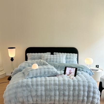 91家纺网 家纺一手货源 找家纺 蓝极人  2025新款高克重大兔绒兔兔绒牛奶绒四件套 海蓝