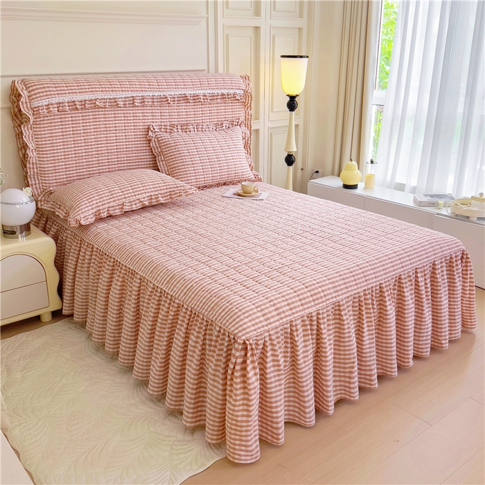 91家纺网 家纺一手货源 找家纺 十个点  2024新款色织水洗棉-韵格系列单品夹棉床裙 粉小格