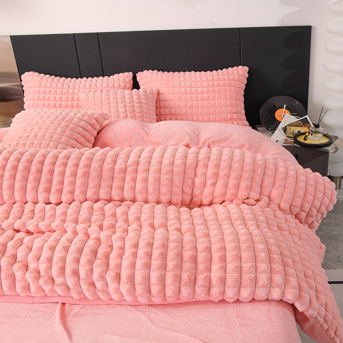 91家纺网 家纺一手货源 找家纺 爵仕家纺 2025新款高端皮草风格兔毛绒保暖四件套 樱花粉