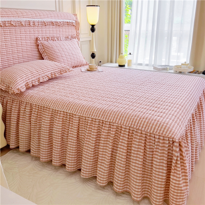 91家纺网 家纺一手货源 找家纺 十个点  2024新款色织水洗棉-韵格系列单品夹棉床裙 粉小格