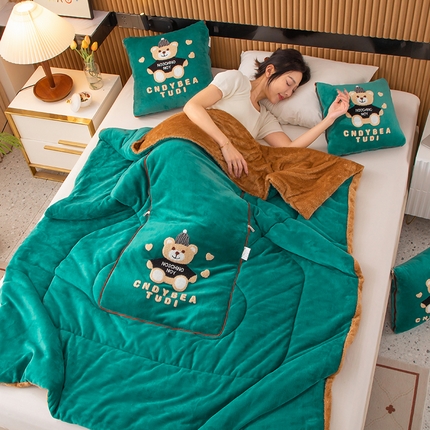 91家纺网 家纺一手货源 找家纺 （总）宝马家纺2023新款牛奶绒+北极绒（双拼）帽子熊抱枕被