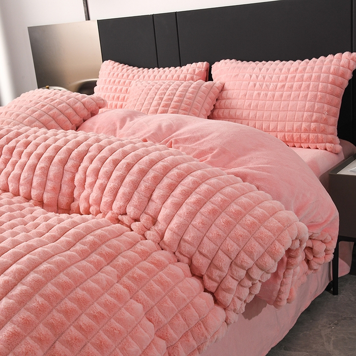 91家纺网 家纺一手货源 找家纺 爵仕家纺 2025新款高端皮草风格兔毛绒保暖四件套 樱花粉