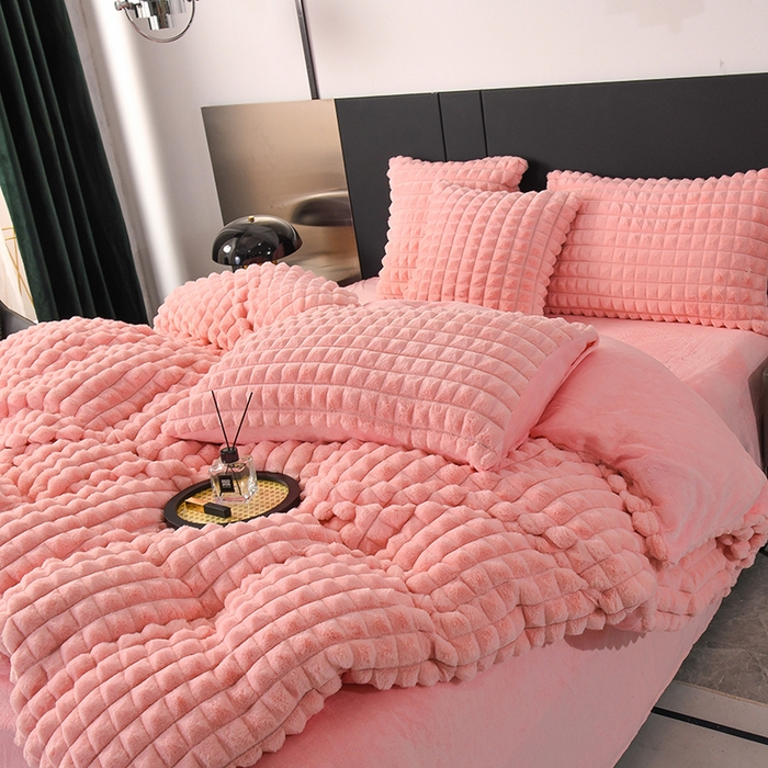 91家纺网 家纺一手货源 找家纺 爵仕家纺 2025新款高端皮草风格兔毛绒保暖四件套 樱花粉