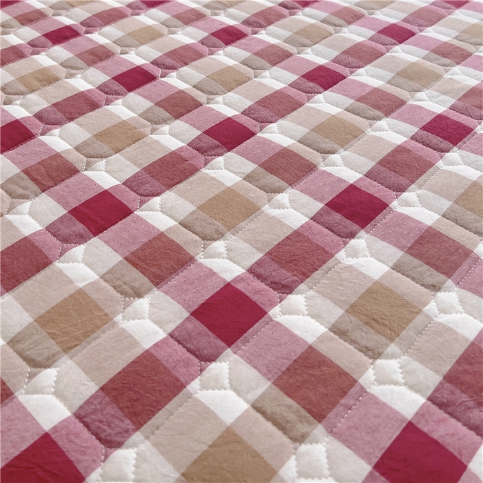 91家纺网 家纺一手货源 找家纺 十个点  2024新款色织水洗棉-韵格系列单品夹棉床裙 七彩格红