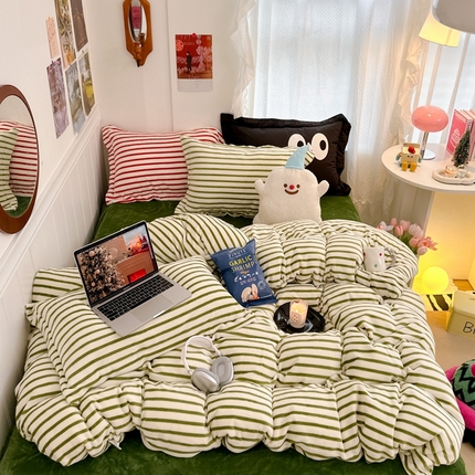 91家纺网 家纺一手货源 找家纺 顾里 2023新款ins韩系条纹牛奶绒四件套 深柚绿条