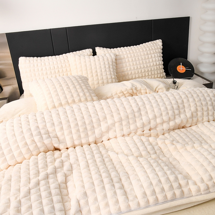 91家纺网 家纺一手货源 找家纺 爵仕家纺 2025新款高端皮草风格兔毛绒保暖四件套 暖白