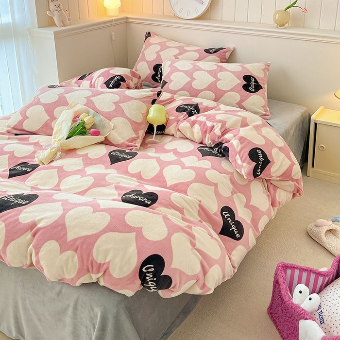 91家纺网 家纺一手货源 找家纺 桃子家居 2023新款ins韩系简约卡通奶油小清新加厚牛奶绒系列四件套 绒-心语粉玉