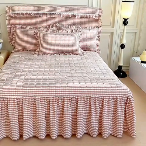 91家纺网 家纺一手货源 找家纺 十个点  2024新款色织水洗棉-韵格系列单品夹棉床裙 粉小格