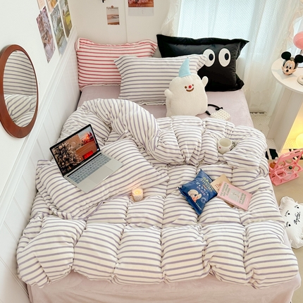 91家纺网 家纺一手货源 找家纺 顾里 2023新款ins韩系条纹牛奶绒四件套 梦幻紫条