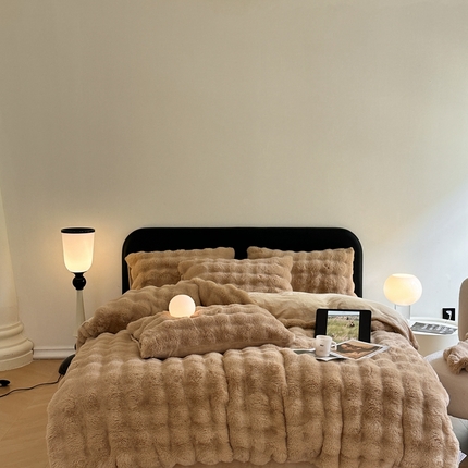 91家纺网 家纺一手货源 找家纺 蓝极人  2025新款高克重大兔绒兔兔绒牛奶绒四件套 浅驼