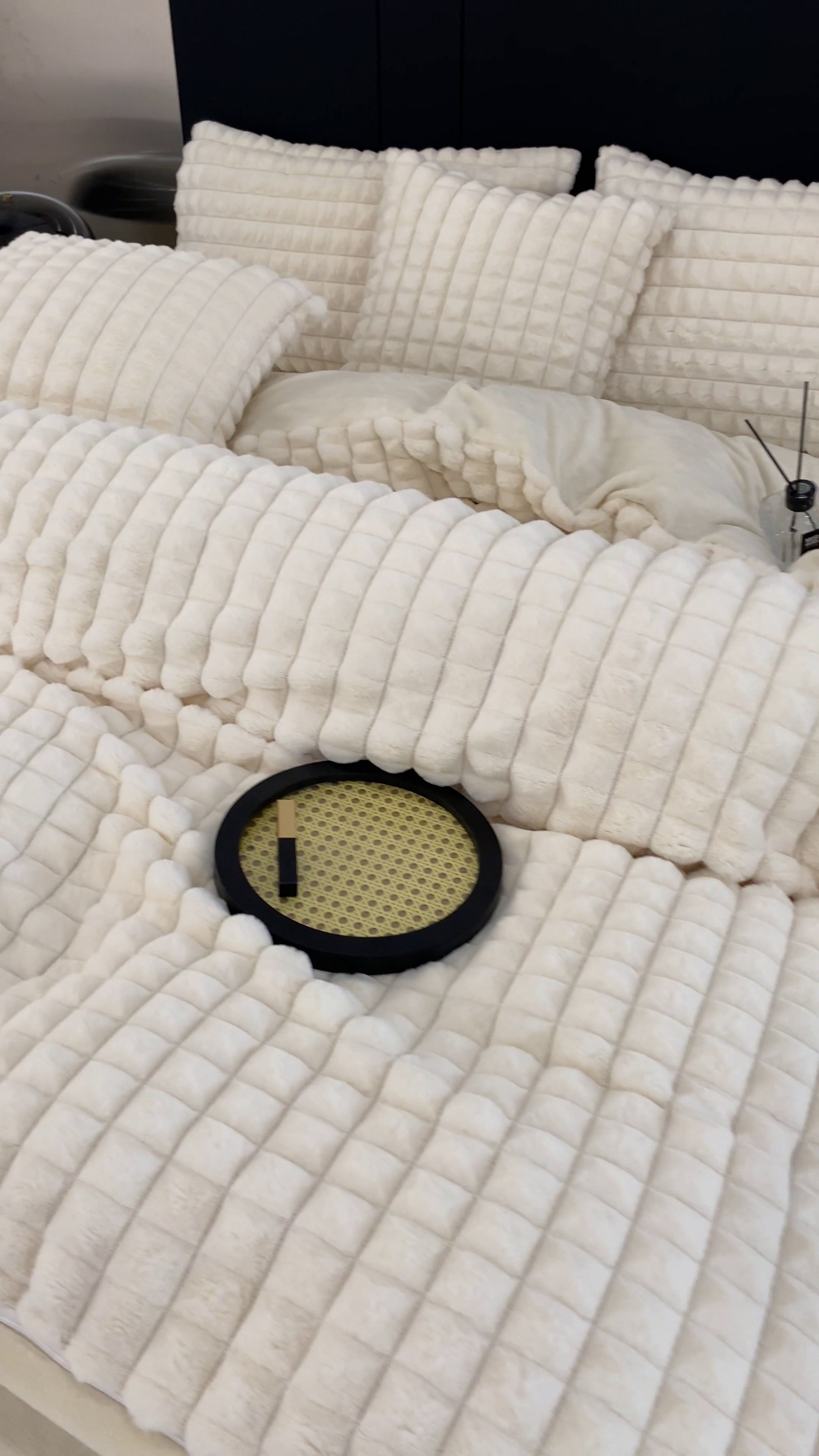 91家纺网 家纺一手货源 找家纺 爵仕家纺 2025新款高端皮草风格兔毛绒保暖四件套 暖白