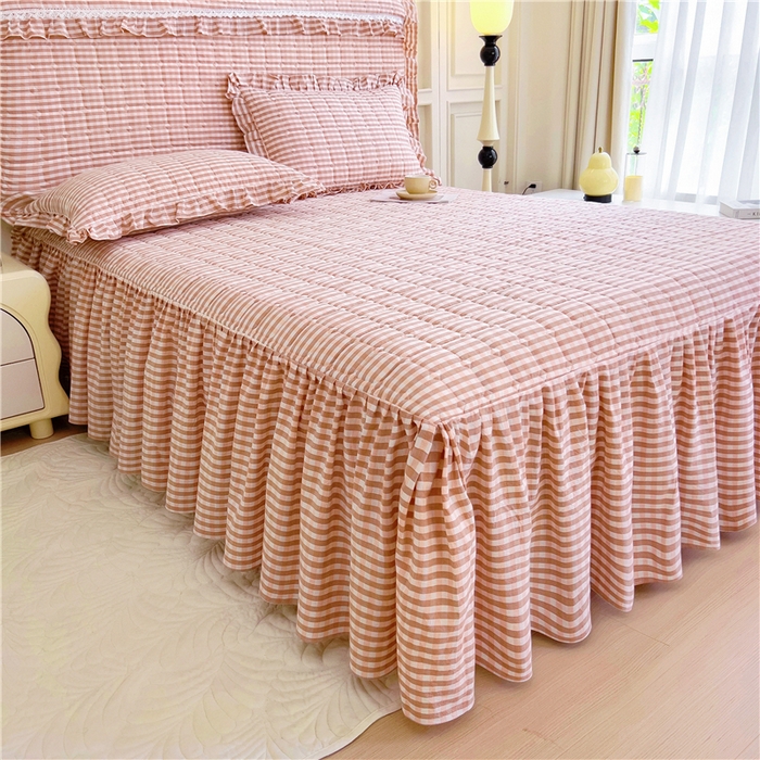 91家纺网 家纺一手货源 找家纺 十个点  2024新款色织水洗棉-韵格系列单品夹棉床裙 粉小格