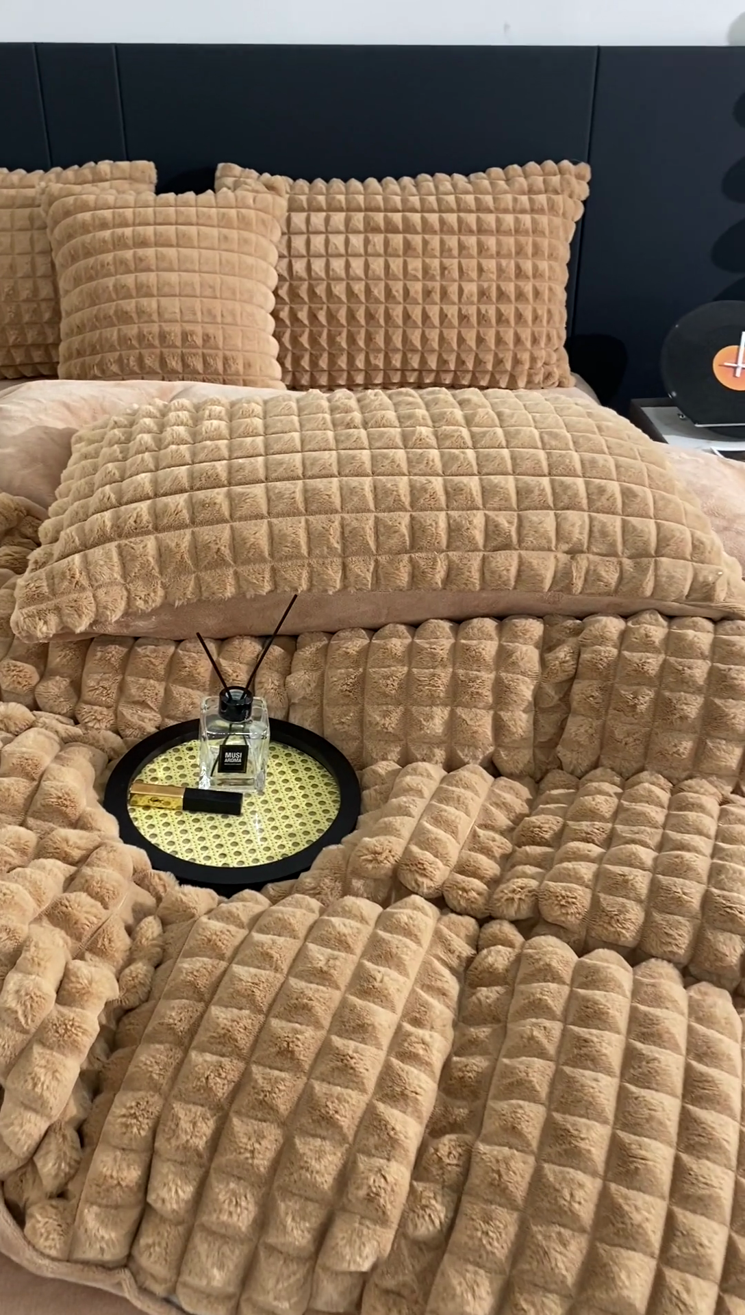 91家纺网 家纺一手货源 找家纺 爵仕家纺 2025新款高端皮草风格兔毛绒保暖四件套 摩卡