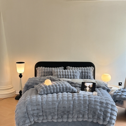 91家纺网 家纺一手货源 找家纺 蓝极人  2025新款高克重大兔绒兔兔绒牛奶绒四件套 灰蓝