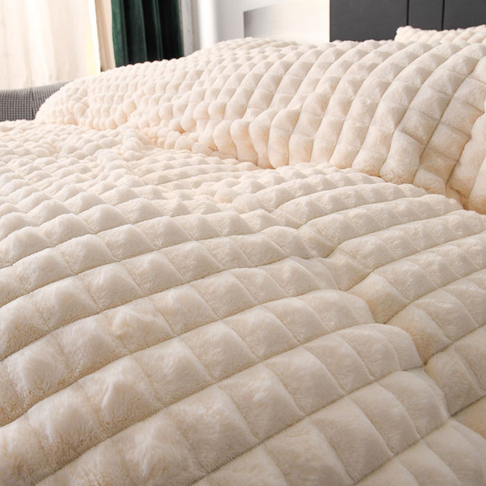 91家纺网 家纺一手货源 找家纺 爵仕家纺 2025新款高端皮草风格兔毛绒保暖四件套 暖白